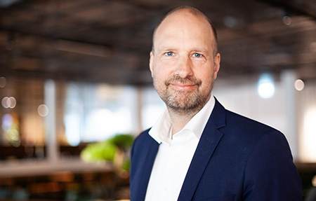 Mathias Säverstam, chef för Valmyndighetens utvecklingsenhet, leende och klädd i blå kavaj och vit skjorta.