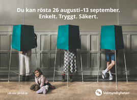 Tre personer står bakom varsin valskärm. Ett barn sitter på golvet framför dem och väntar. Annonstexten är: "Du kan rösta 26 augusti–13 september. Enkelt.Tryggt.Säkert.".